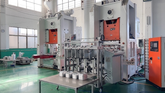 Máy chế tạo thùng chứa nhựa tự động Siemens Motors PLC Control với 4 khoang dung lượng
