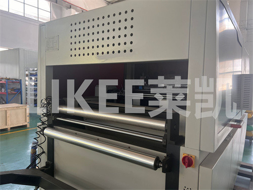 Máy cắt khuôn giấy nhôm tự động LKD970*640