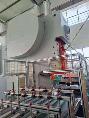 Máy dập khuôn hộp giấy bạc LK-T63, sản lượng 9.000–12.000 sản phẩm/giờ